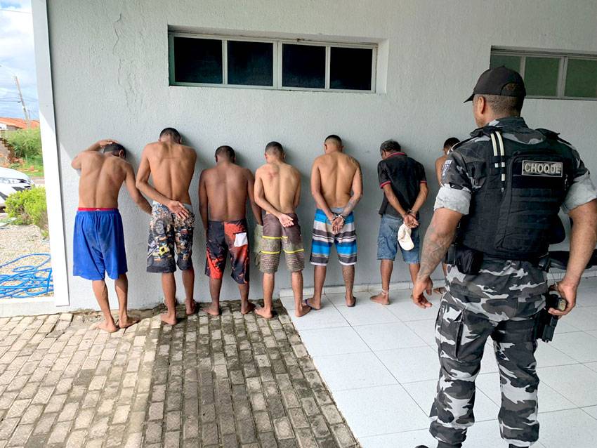 Seis membros do PCC e CV são presos com submetralhadora em Ilha Grande pela PMPI